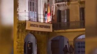 Los CDR de Vic queman la bandera española del ayuntamiento en una imagen de 2022