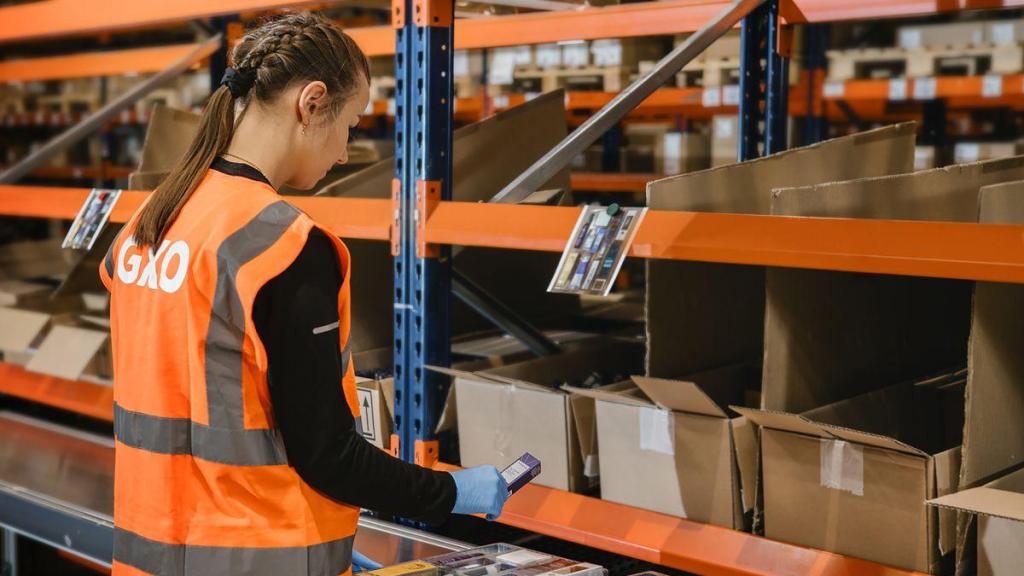 Mujer empaquetando productos