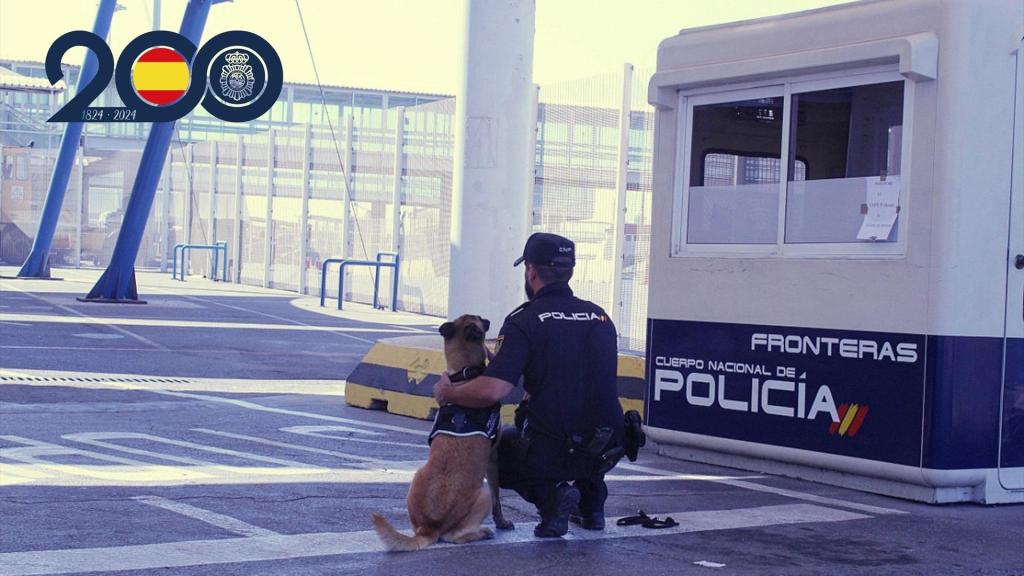 Un agente de Fronteras de la Policía Nacional junto a un perro policía