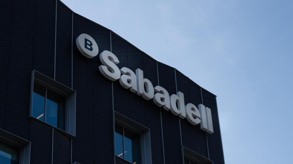 Fachada del edificio del Banco Sabadell en Barcelona