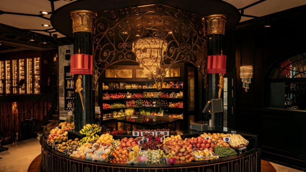 Establecimiento de Camarasa Fruits en plaza Francesc Macià