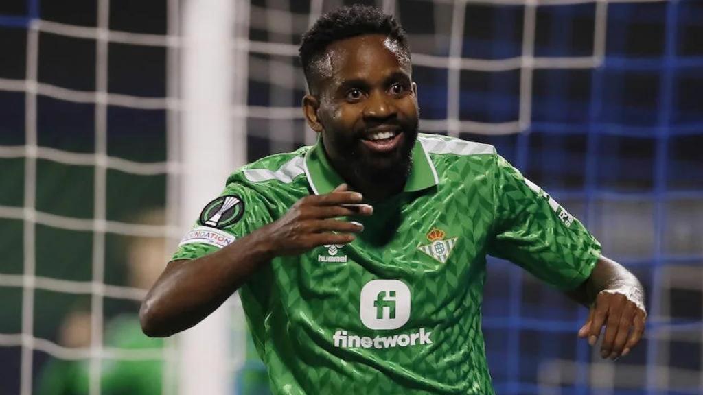 Bakambu festeja un gol con la camiseta del Betis