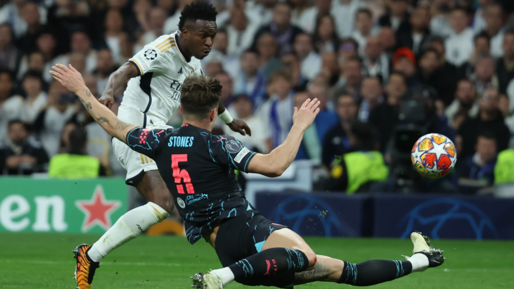 Vinicius intenta un xut davant la defensa de Stones