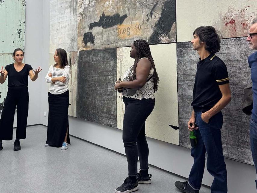 Patricia Gómez y María Jesús González con su obra ‘Espejo del mundo’.