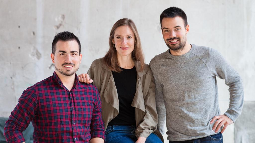 Imagen conjunta de los fundadores de Freshly Cosmetics: Miquel Antolín, Mireia Trepat y Joan Miralles