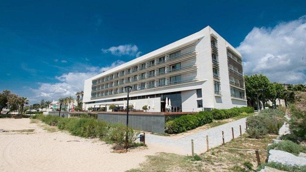 El Hotel Colón, antaño refugio de la burguesía, y hoy abandonado