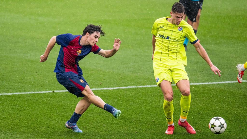 Jan Virgili prueba un disparo en el partido de UEFA Youth League Barça-Dynamo de Zagreb