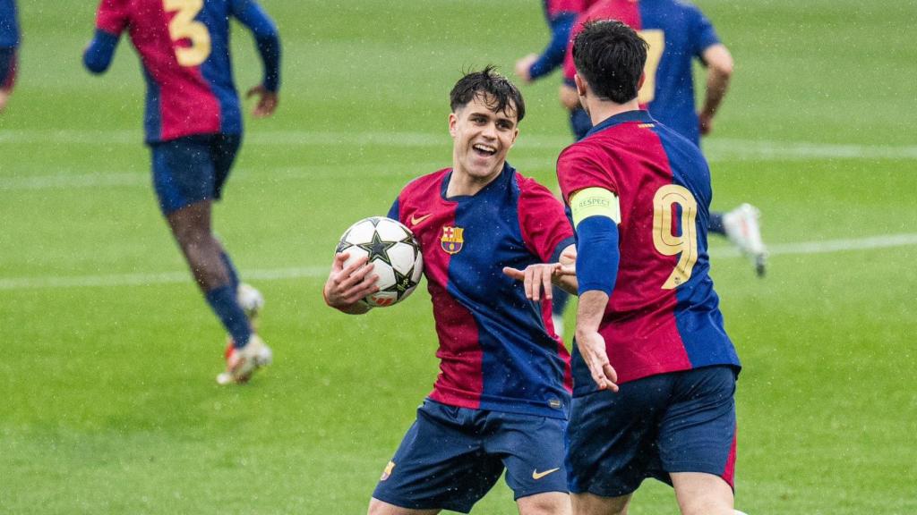 Quim Junyent y Hugo Alba celebran un gol del Juvenil A del Barça en la Youth League