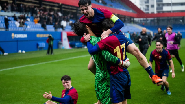 Los jugadores del Juvenil A del Barça celebran con Diego Kochen el pase a los octavos de la Youth League