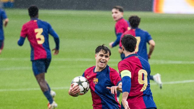 Quim Junyent y Hugo Alba celebran un gol del Juvenil A del Barça en la Youth League
