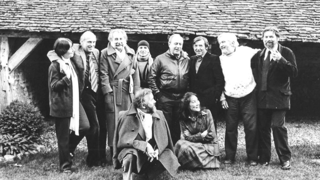 Denise y Yona Friedman, Claude y Naad Parent, Paul Maymont, Michel Ragon, Georges Patrix, Jean Maneval y, delante, Marc y Anne Gaillard en la casa de Françoise y Michel Ragon, 1978