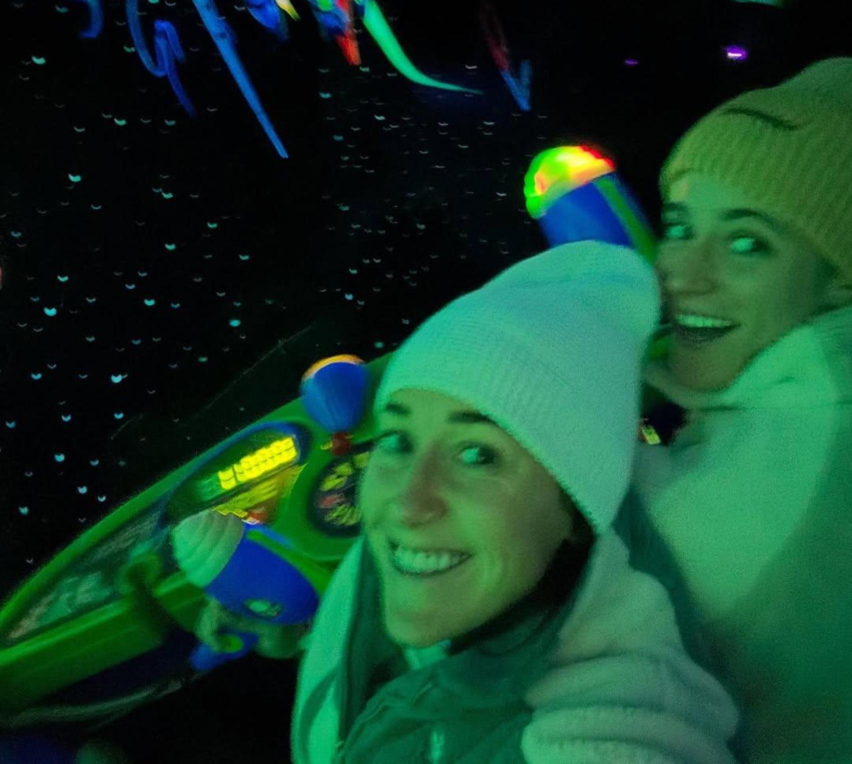 Lucy Bronze y Ona Batlle, juntas de vacaciones en Disneyland París