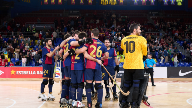 Los jugadores del Barça de hockey celebran una victoria en el Palau Blaugrana contra el Hockey Liceo