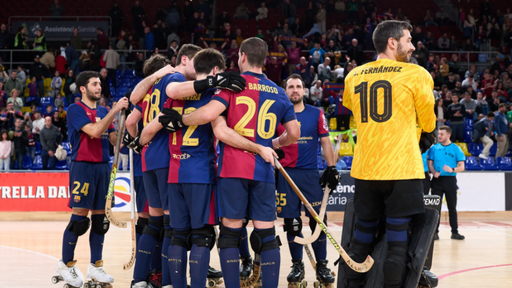 Los jugadores del Barça de hockey celebran una victoria en el Palau Blaugrana contra el Hockey Liceo
