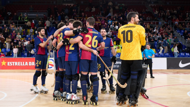 Los jugadores del Barça de hockey celebran una victoria en el Palau Blaugrana contra el Hockey Liceo