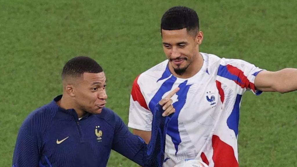 Mbappé, junto a Saliba, en un entrenamiento con la selección francesa