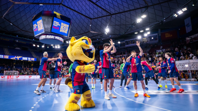 Los jugadores del Barça de balonmano celebran una victoria con CAT, la mascota del club