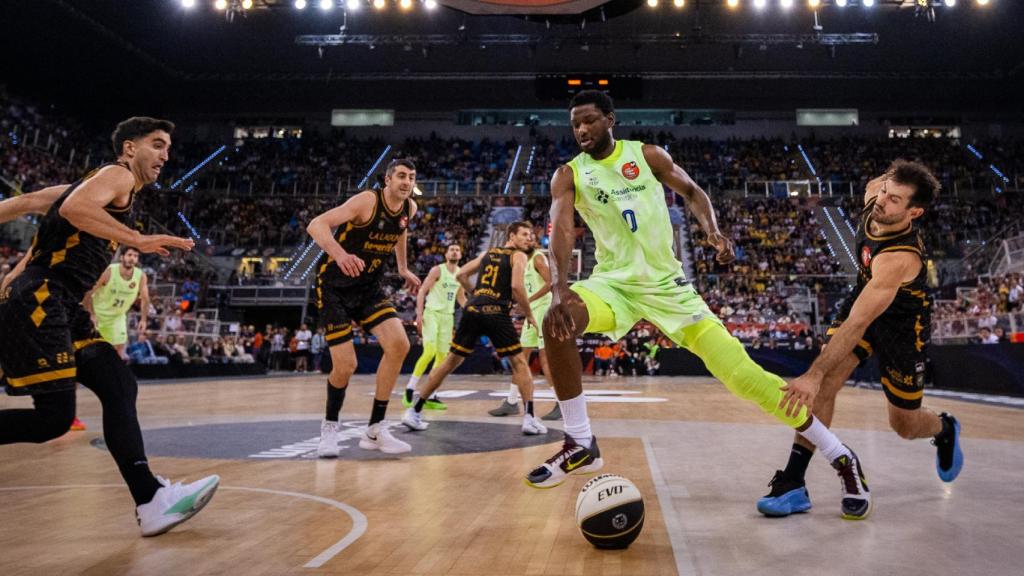 La intensa batalla entre el Barça de bàsquet i la Laguna Tenerife per la pilota