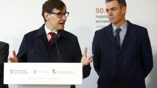 El presidente del Gobierno, Pedro Sánchez, acompañado por el presidente de la Generalitat, Salvador Illa (i), durante la visita que ha realizado este jueves a una promoción de pisos de alquiler social asequible en Sant Boi de Llobregat (Barcelona)