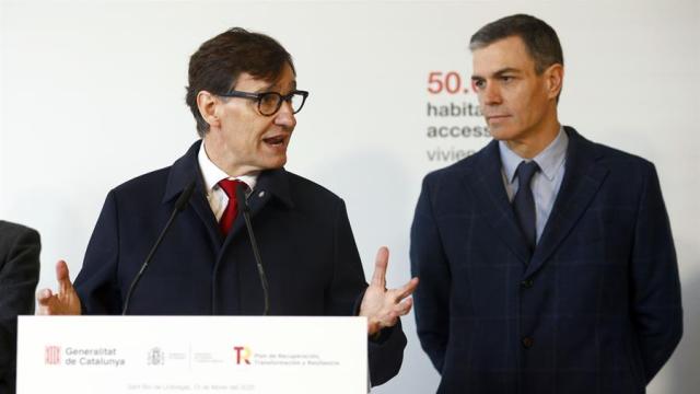 El presidente del Gobierno, Pedro Sánchez, acompañado por el presidente de la Generalitat, Salvador Illa (i), durante la visita que ha realizado este jueves a una promoción de pisos de alquiler social asequible en Sant Boi de Llobregat (Barcelona)