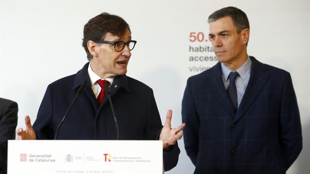 El presidente del Gobierno, Pedro Sánchez, acompañado por el presidente de la Generalitat, Salvador Illa (i), durante la visita que ha realizado este jueves a una promoción de pisos de alquiler social asequible en Sant Boi de Llobregat (Barcelona)