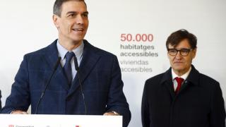 El presidente del Gobierno, Pedro Sánchez, acompañado por el presidente de la Generalitat, Salvador Illa (d), durante la visita que ha realizado este jueves a una promoción de pisos de alquiler social asequible en Sant Boi de Llobregat (Barcelona)