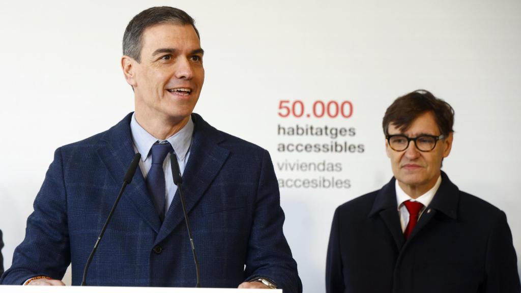 El presidente del Gobierno, Pedro Sánchez, acompañado por el presidente de la Generalitat, Salvador Illa (d), durante la visita que ha realizado este jueves a una promoción de pisos de alquiler social asequible en Sant Boi de Llobregat (Barcelona)