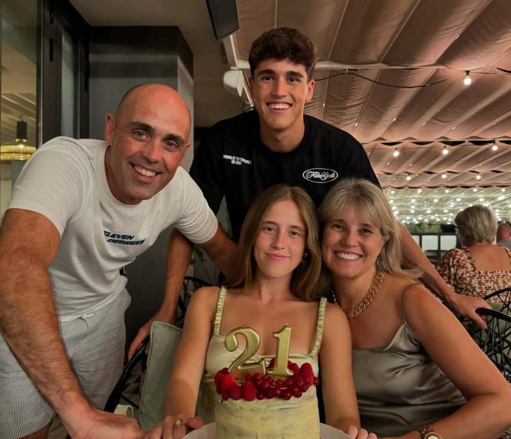 La familia de Pau Cubarsí celebra el cumpleaños de su hermana Irene