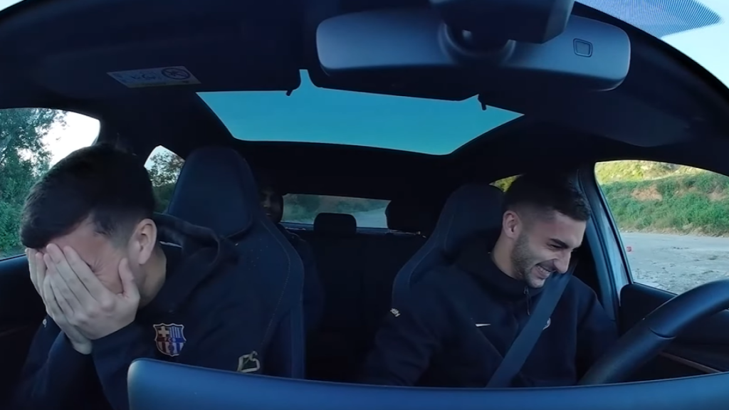 Pedri y Ferran Torre ríen juntos tras perder una carrera contra Gavi y Fermín