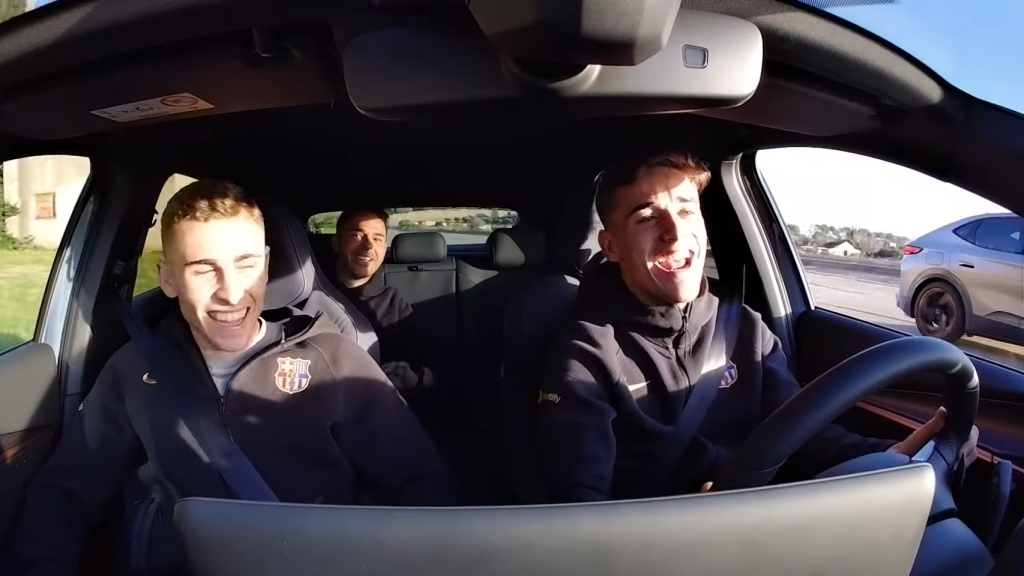 Gavi condueix un Cupra a l'autòdrom Terramar amb Fermín de copilot