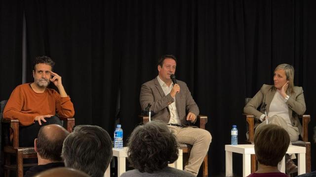 Gerard Birbe, Joan Camprubí y Marta Pascual, miembros de Som un clam, en un acto celebrado en Mataró