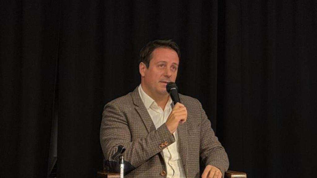 Gerard Birbe, Joan Camprubí y Marta Pascual, miembros de Som un clam, en un acto celebrado en Mataró