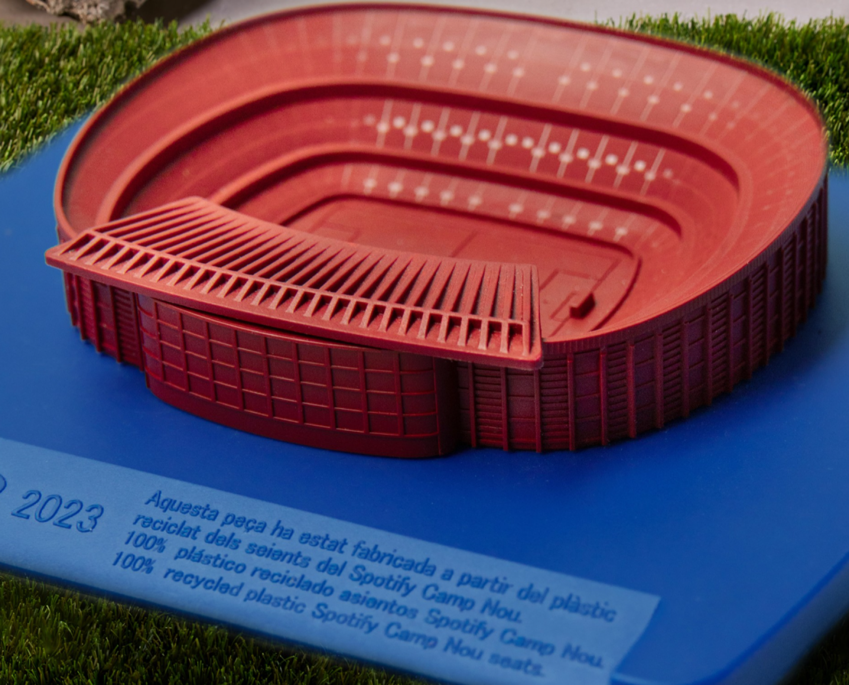 El Barça saca a la venta una réplica del antiguo Camp Nou en miniatura