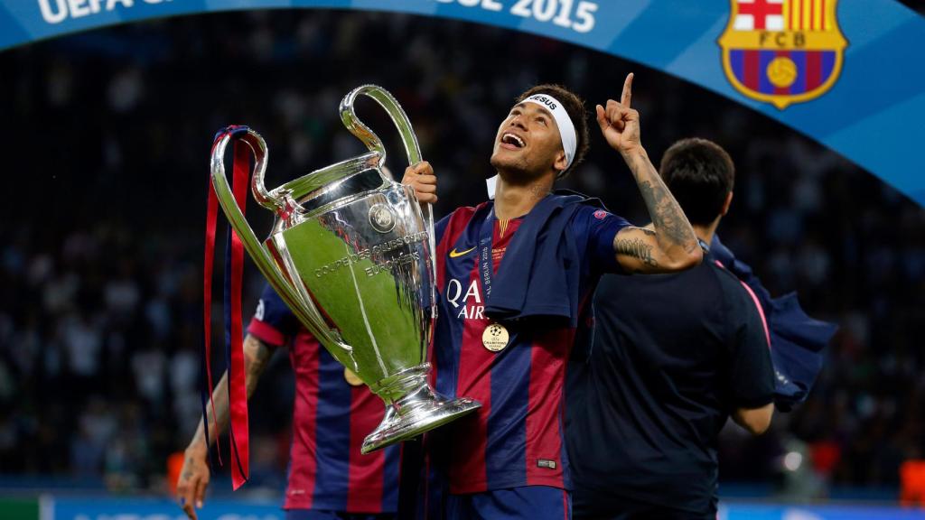 Neymar sosté la Champions guanyada pel Barça la temporada 2014-15