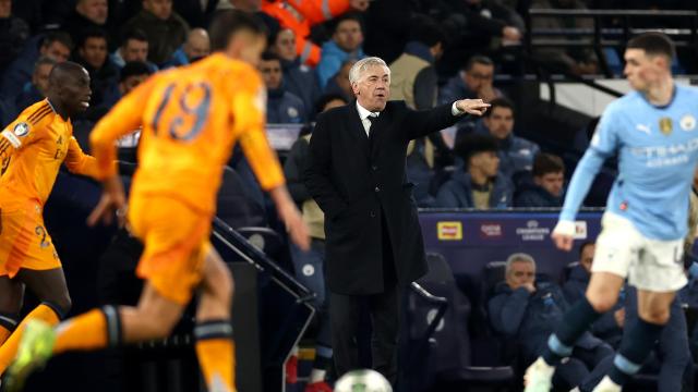Dani Ceballos conduce el balón mientras Carlo Ancelotti da órdenes en el Manchester City-Real Madrid