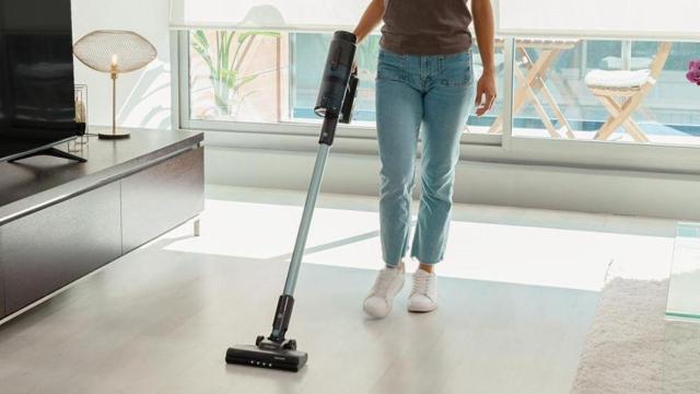 Que la limpieza no sea nunca más una batalla con este aspirador escoba de Cecotec por menos de 75€