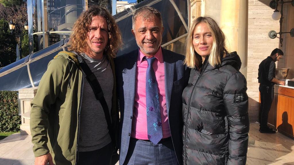 Bayram Tutumlu, a Roses al costat de Carles Puyol i Vanessa Lorenzo