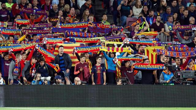 Aficionados de la Grada d'Animació, en el Camp Nou