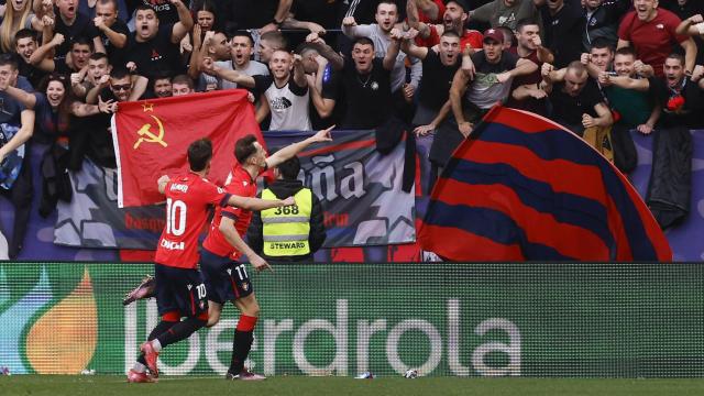 Los jugadores de Osasuna celebran el empate ante el Real Madrid