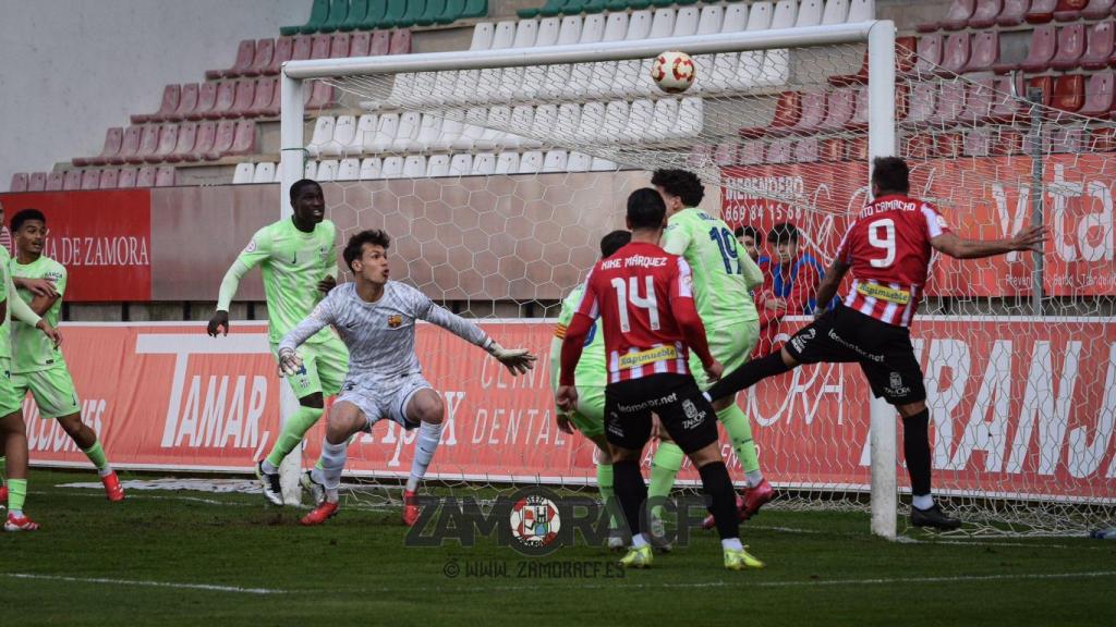 Mbacke, Raúl Dacosta y Diego Kochen defienden una ocasión en el Zamora-Barça B