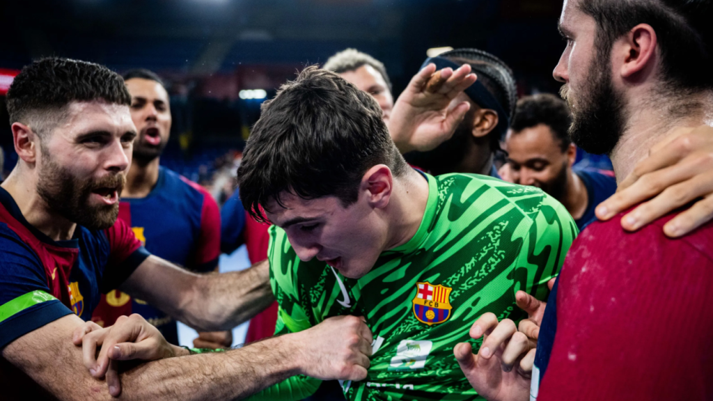 Los jugadores del Barça de balonmano felicitan a Filip Saric por su recital de paradas contra el Bidasoa