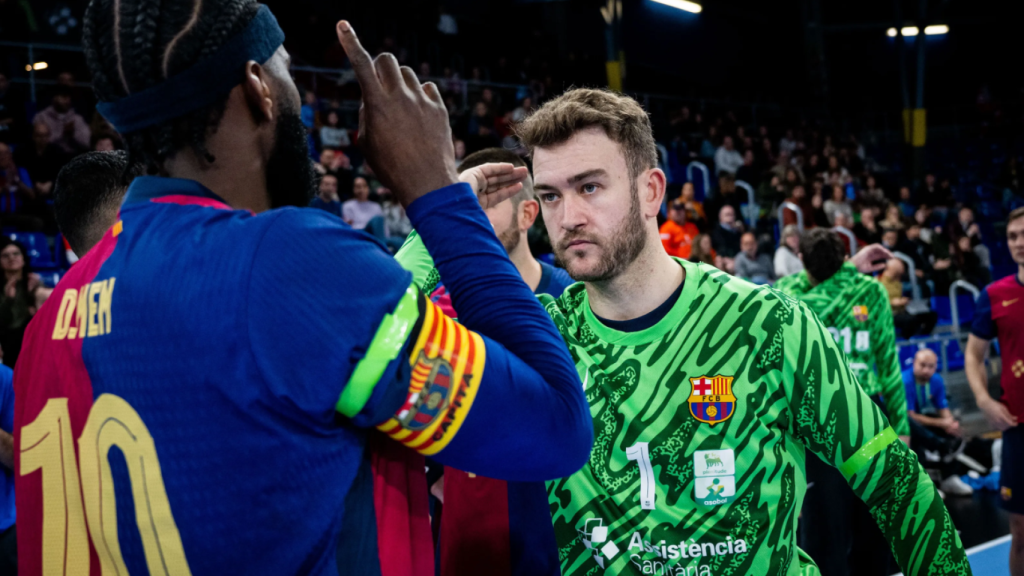 Gonzalo Pérez de Vargas intercanvia impressions amb Dika Mem, abans de lesionar-se contra el Bidasoa