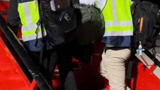 La Policía Nacional acompaña al detenido en la subida al avión