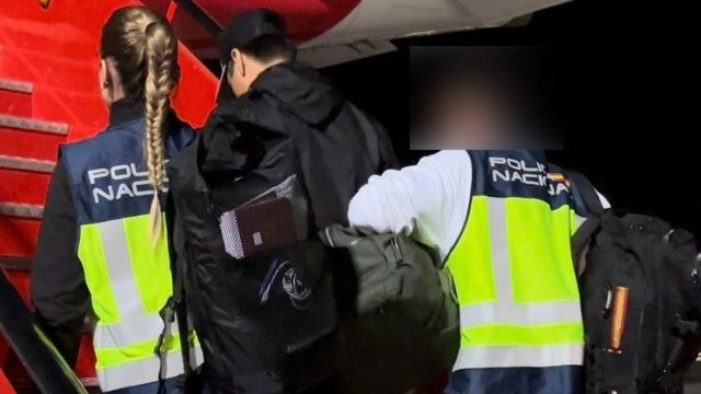 La Policía Nacional acompaña al detenido en la subida al avión
