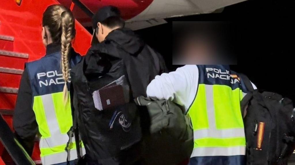La Policía Nacional acompaña al detenido en la subida al avión