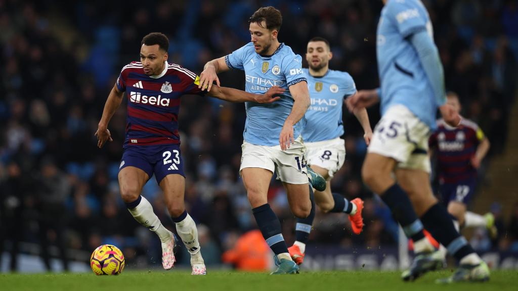 Nico González pugna por el balón contra Jacob Murphy en el Manchester City-Newcastle United