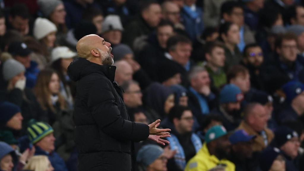 Pep Guardiola da instrucciones a los jugadores del Manchester City contra el Newcastle