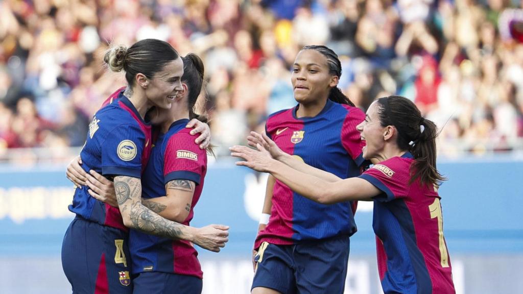 Vicky López, Aitana Bonmatí y Claudia Pina felicitan a Mapi León por su golazo contra el Madrid CFF