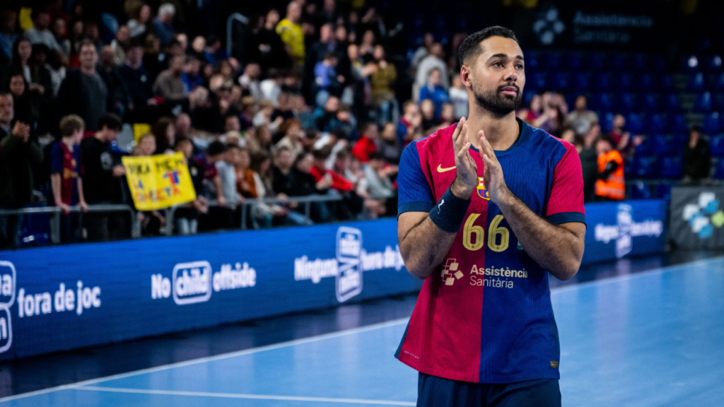 Melvyn Richardson aplaude al Palau Blaugrana después de la victoria del Barça de balonmano contra el Bidasoa