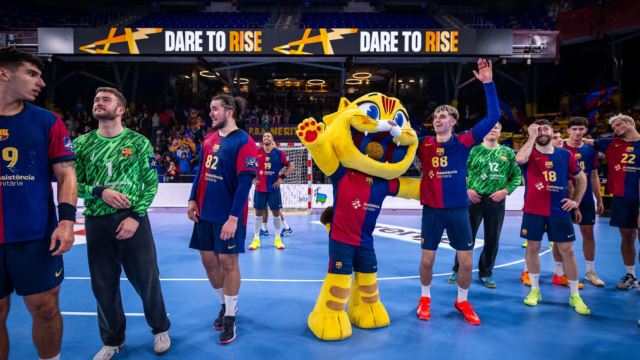 Los jugadores del Barça de balonmano celebran un triunfo de Champions League en el Palau
